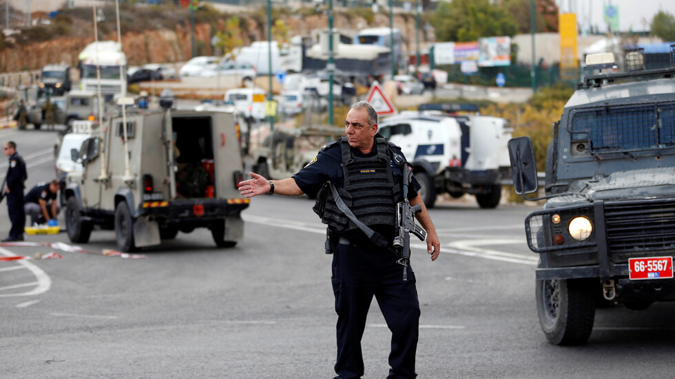 الجيش الإسرائيلي يصيب فلسطينيا جنوب الخليل بدعوى محاولته تنفيذ عملية دهس