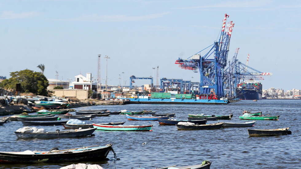 هيئة قناة السويس تبدأ أعمال التكريك بمشروع ازدواجها