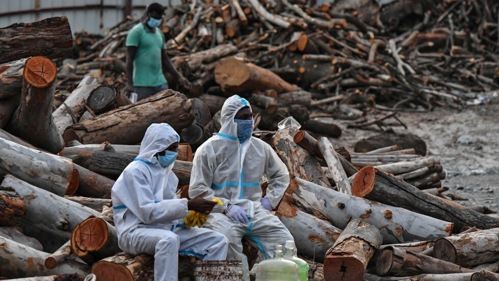عملية مثيرة للقلق.. هنود يلقون جثث ضحايا كورونا في الأنهار خوفا من المرض (فيديو)
