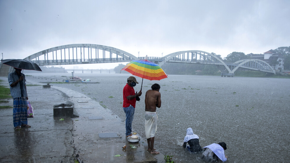 إعصار قوي يتجه نحو جنوب الهند وسقوط 4 قتلى (فيديو)