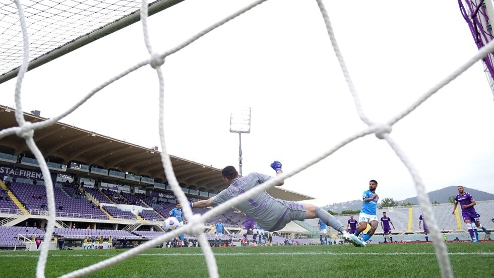 نابولي يضع يوفنتوس على حافة الهاوية