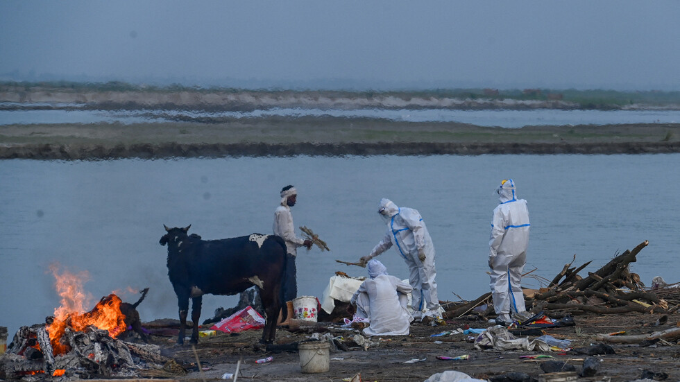 الهند.. شباك في نهر الغانج لالتقاط جثث المتوفين بكورونا