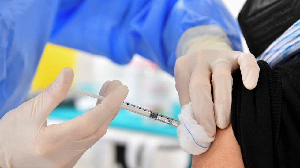 دولة أوروبية تبدأ سياحة اللقاحات