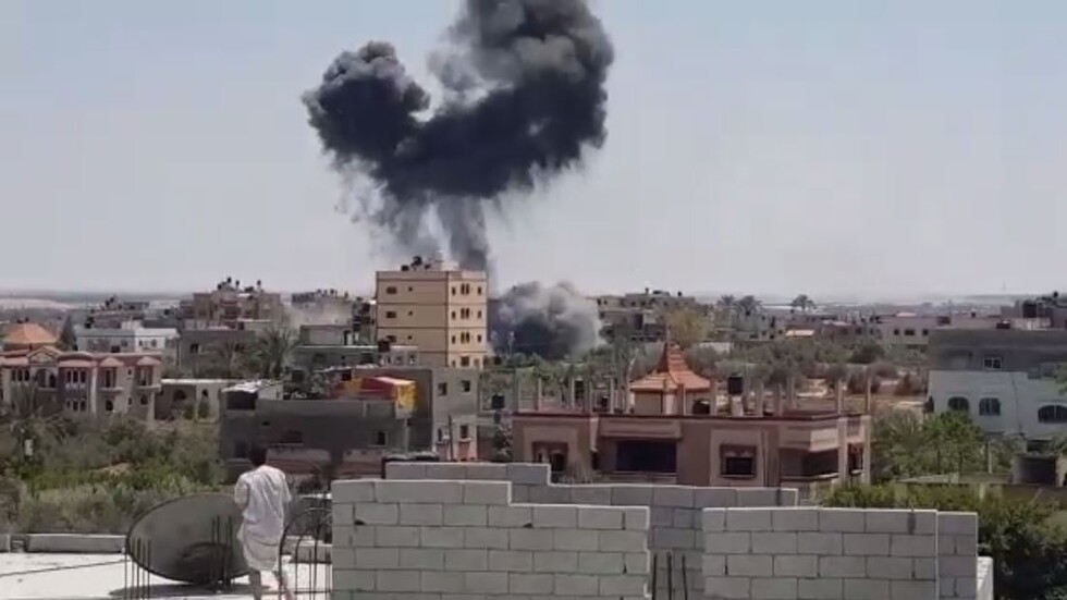 لحظة سقوط صاروخ إسرائيلي من مسافة قريبة على أحد البيوت في خان يونس