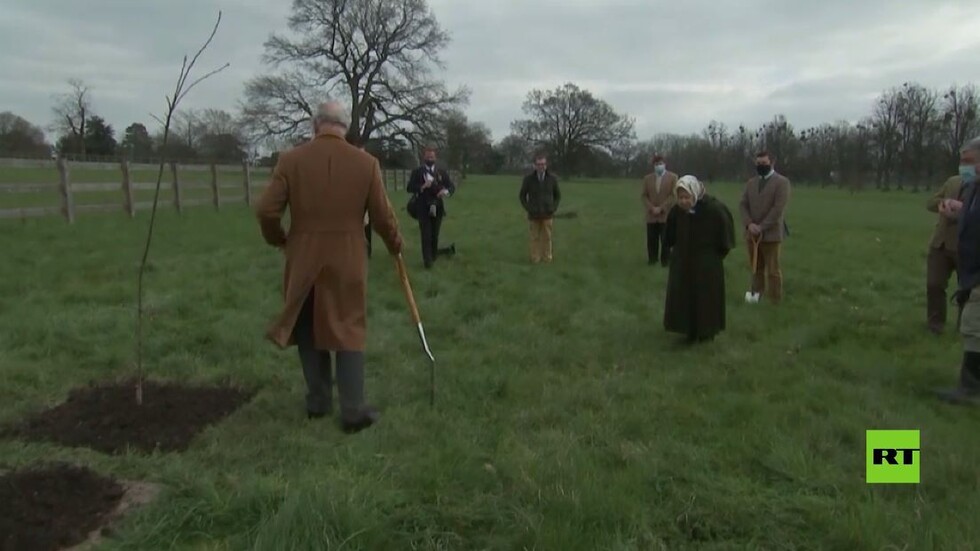 الأمير تشارلز يغرس شجرة والملكة إليزابيث تراقب