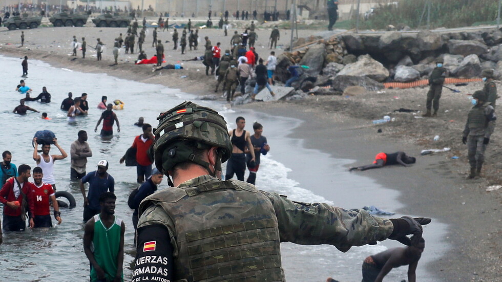 إسبانيا تبعد 2700 مهاجر دخلوا سبتة من المغرب  ‏