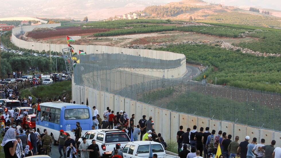 الجيش الإسرائيلي يلقي قنبلة دخانية على المتظاهرين عند حدود بلدة العديسة اللبنانية