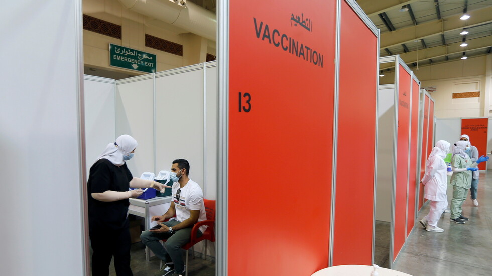 البحرين تتيح التطعيم ضد كورونا للفئة العمرية من 12 إلى 17 عاما