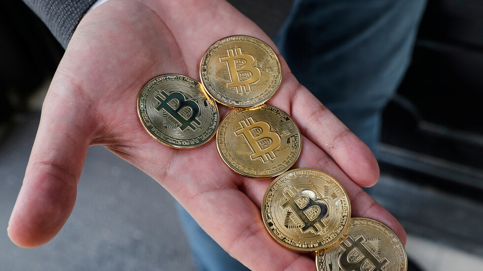 فقدت 25 ألف دولار من قيمتها.. عملة "البيتكوين" تهوي!