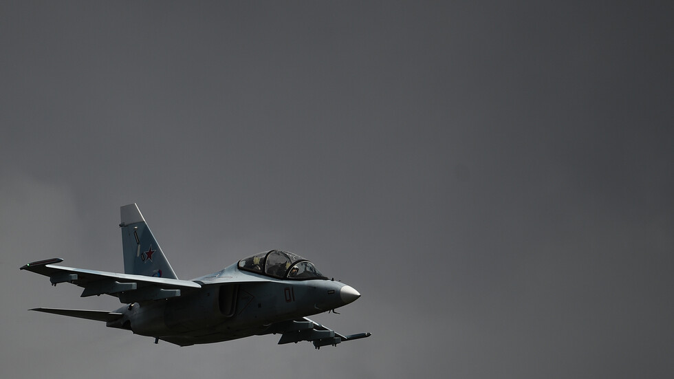 وفاة طيارين جراء تحطم طائرة تدريب عسكرية بمنطقة سكنية في بيلاروس