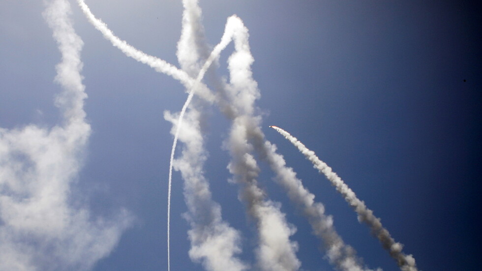 "كتائب القسام" تعلن توجيه ضربة صاروخية بعشرات الصواريخ لأسدود وعسقلان وبئر السبع