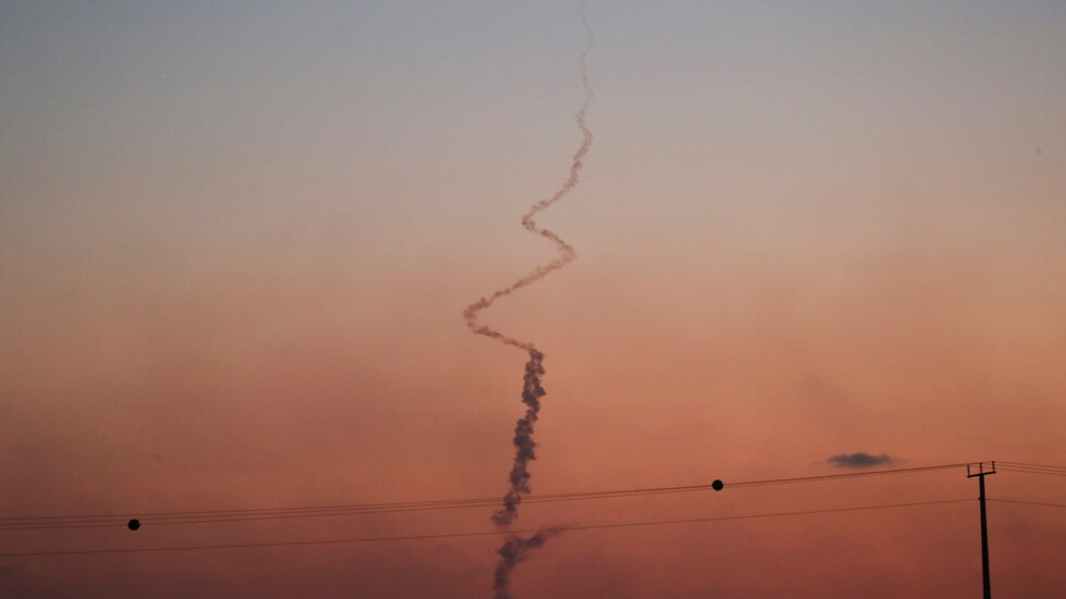 مراسلنا: صفارات الإنذار تدوي في أوفيكم والنقب الغربي وكتائب "القسام" تقصف "نتيفوت"