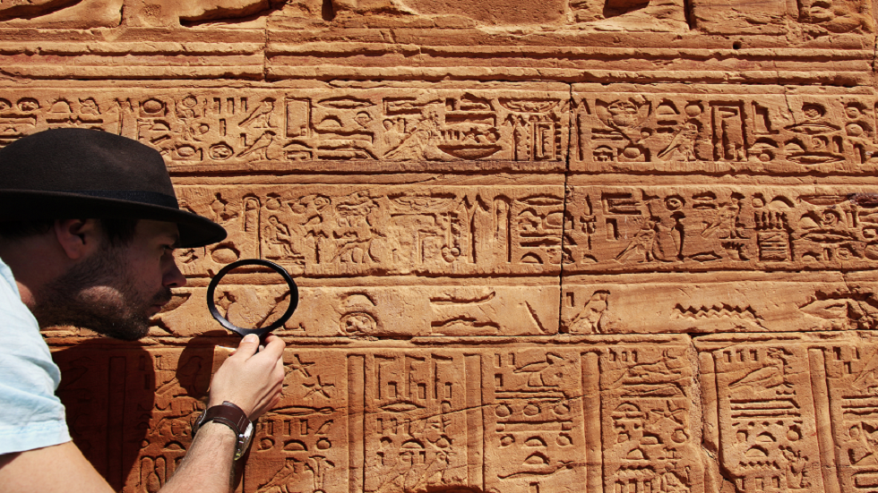 علماء الآثار يعثرون على 250 مقبرة في مصر تحتوي على عظام بشرية وكتابات هيروغليفية!