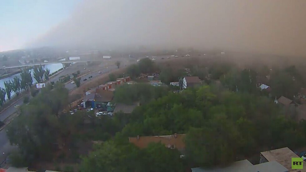 شاهد عاصفة رملية في أستراخان كما التقطتها كاميرات المراقبة