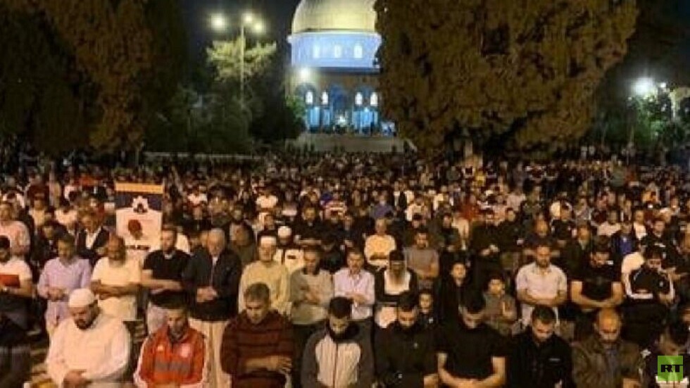 مصلون بالأقصى يهاجمون مفتي القدس (فيديو)