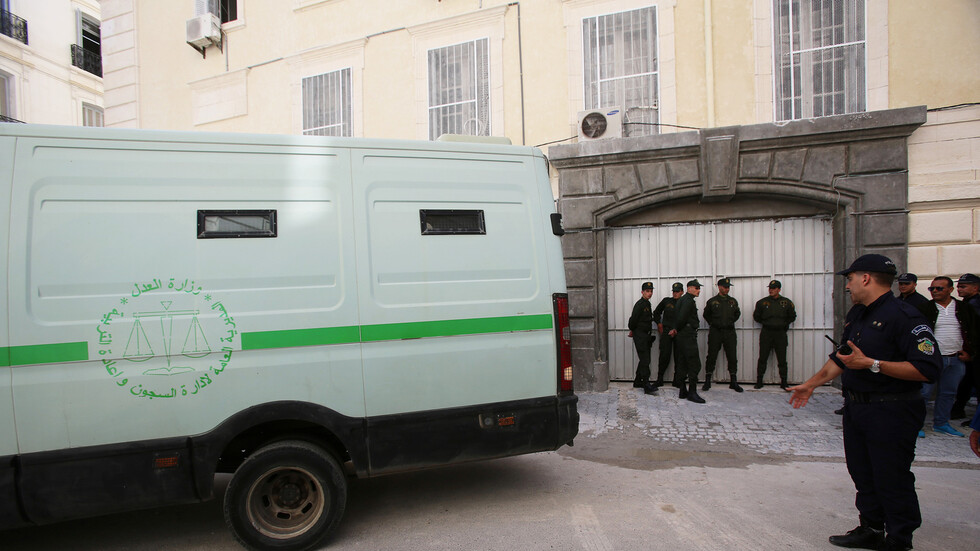 الجزائر.. تاجر يرتكب جرائم "مروعة" بحق 3 نساء بمشاركة أفراد عائلته