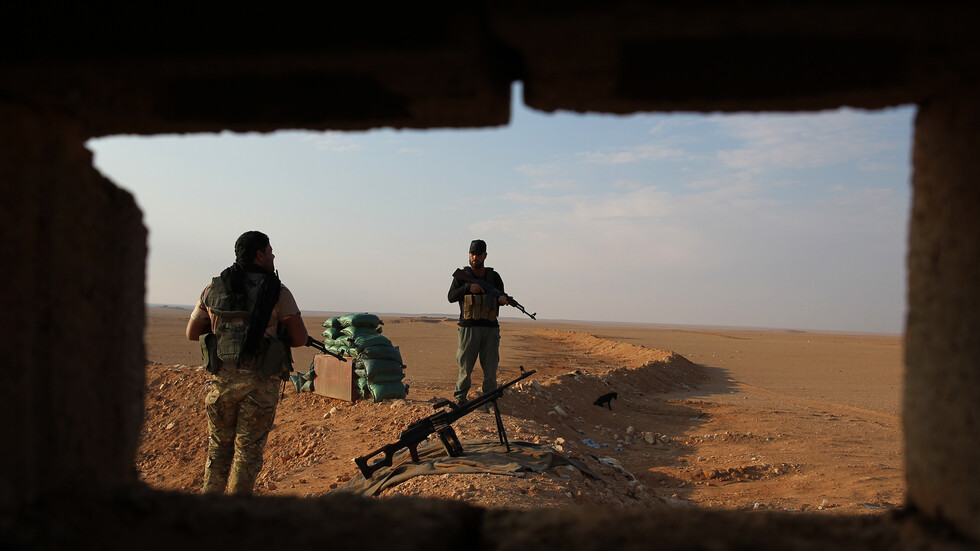 عناصر في الفصائل العراقية المسلحة يصورون "الطائرة التي قصفتهم" على الحدود مع سوريا (فيديو)