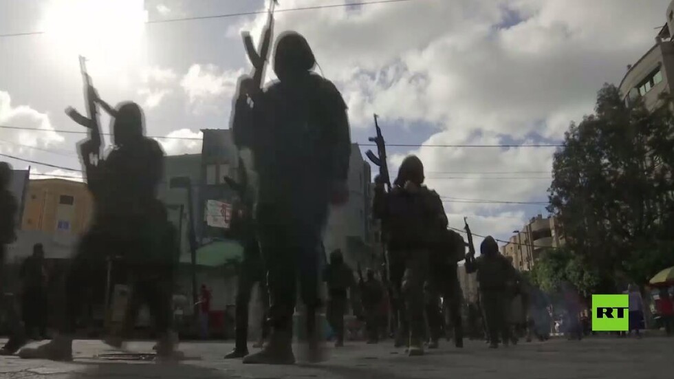 أول استعراض عسكري لحماس بعد بدء سريان الهدنة