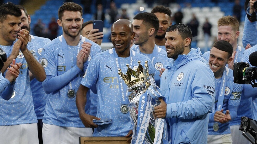 بالفيديو.. ممر شرفي وداعي من لاعبي السيتي لأغويرو في ليلة التتويج.. وغوارديولا يجهش في البكاء