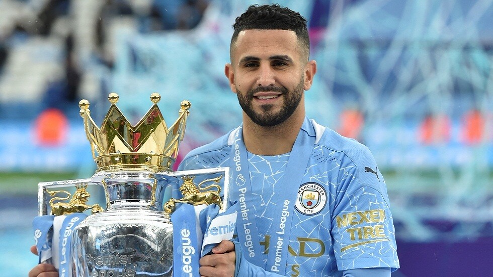 الجزائري محرز يرفع علم فلسطين خلال احتفال السيتي بلقب "البريميرليغ" (فيديو وصور)