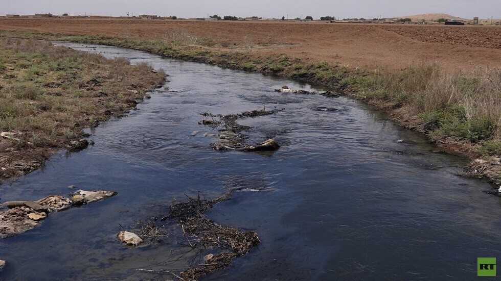 نهر من نفط.. كارثة طبيعة من صنع البشر شمال شرق سوريا (صور)