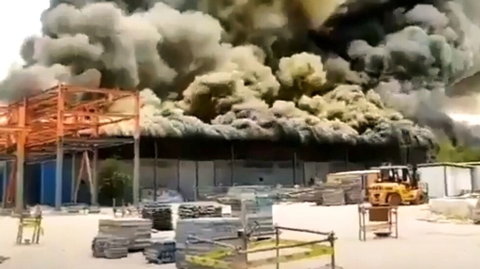 حريق ضخم في مجمع بتروكيماويات في بوشهر الإيرانية (فيديو)