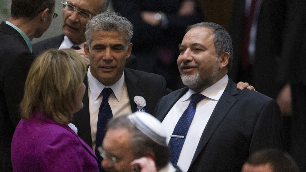 لابيد وليبرمان يعلنان التوصل الى اتفاق حول تشكيل ائتلاف حكومي