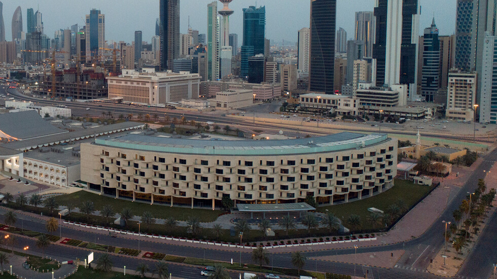 نائب كويتي يرفع عبارة 