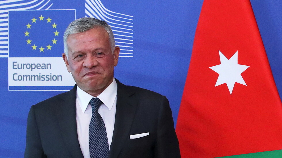 الملك الأردني يكسر بروتوكول كورونا في حفل عيد الاستقلال الـ75 (صور)