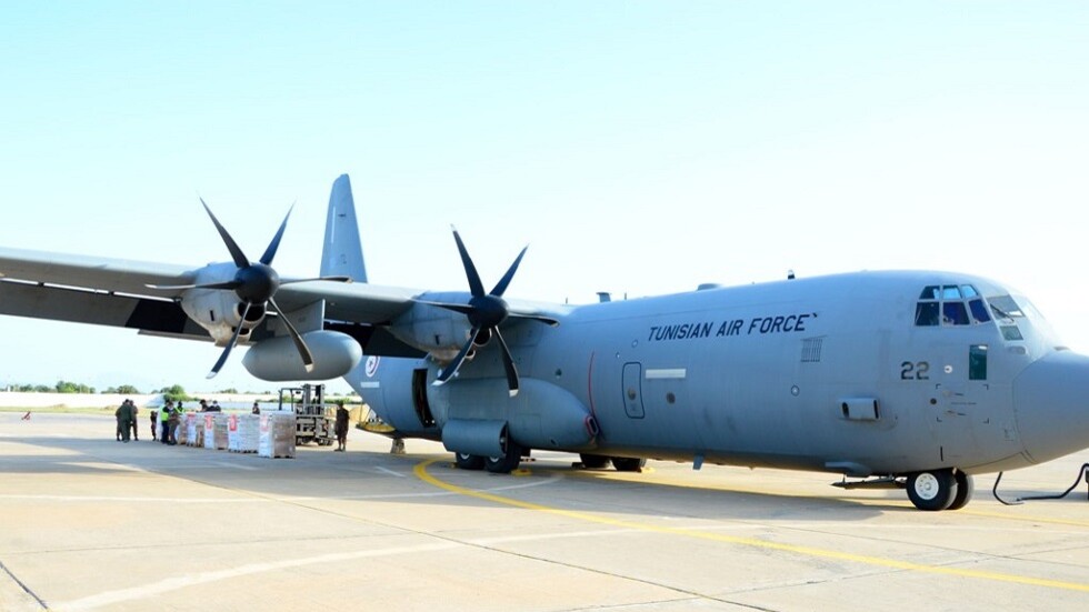 في انتظار إرسال ثانية.. وصول طائرة عسكرية تونسية إلى القاهرة محملة بمساعدات لغزة (صور)