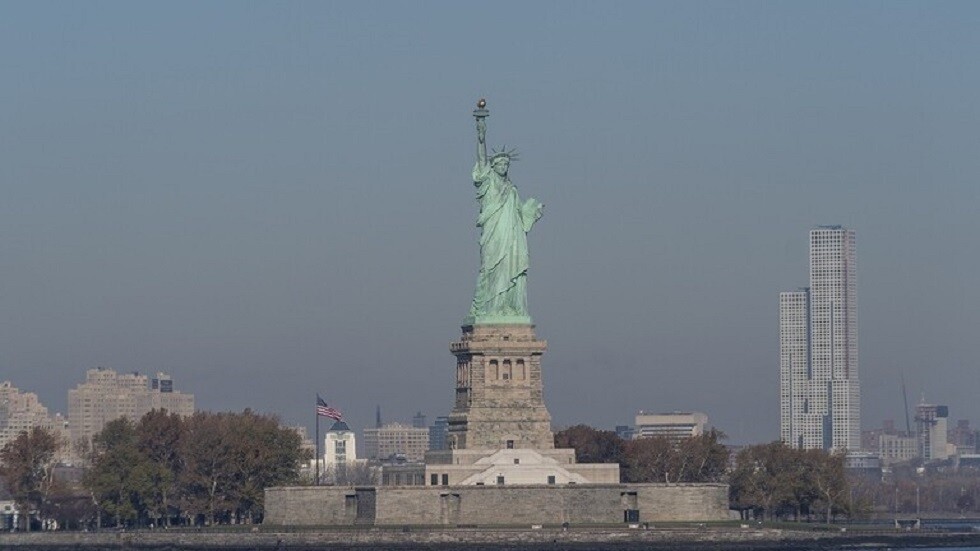 "تموت أمام أعيننا".. سيناتور روسي يتنبأ بمصير الولايات المتحدة