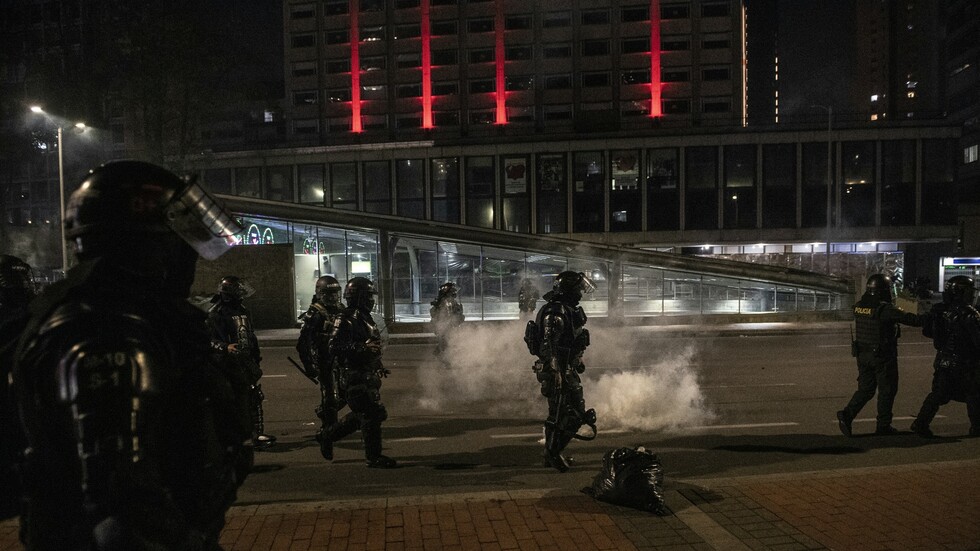 نيران المتظاهرين تلتهم قصر العدل غربي كولومبيا