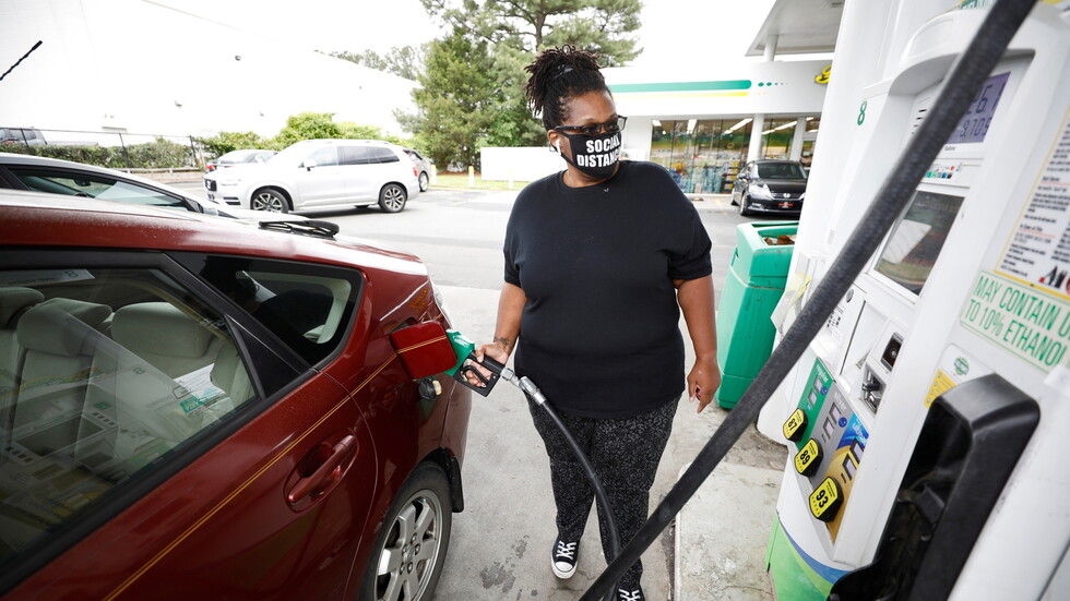 أسعار النفط تتجه إلى المنطقة الحمراء