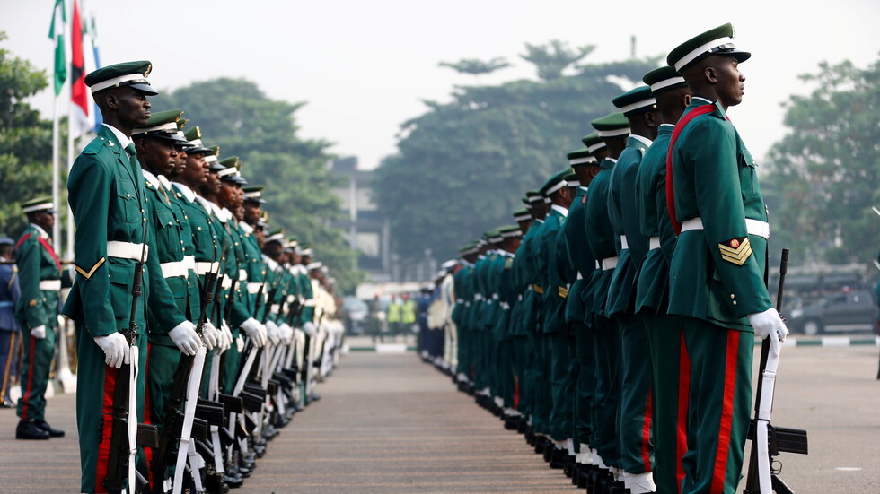 رئيس نيجيريا يعين قائدا جديدا للجيش