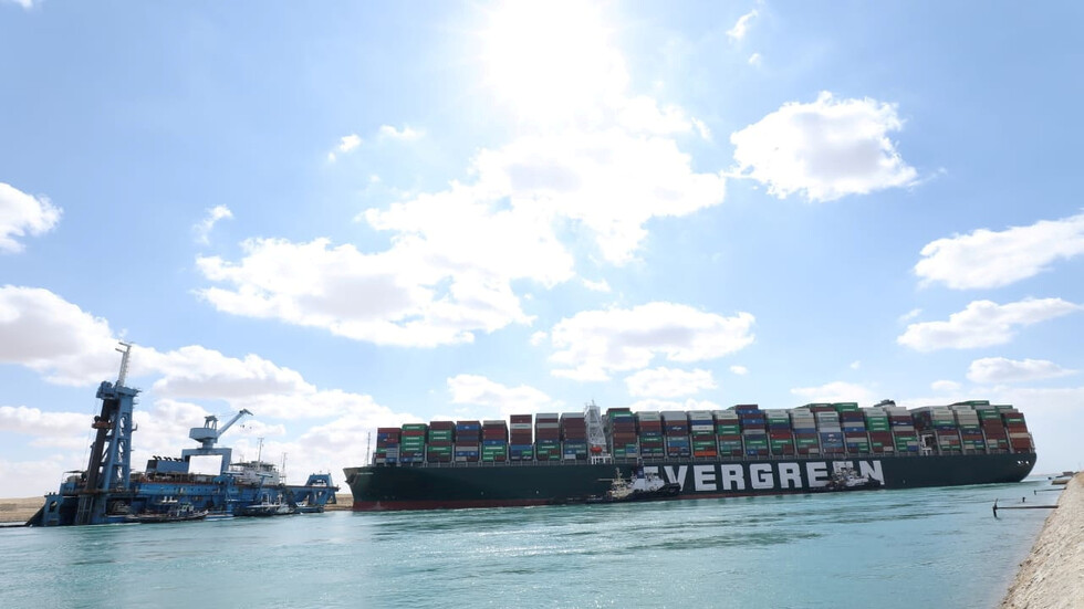 رئيس هيئة قناة السويس يعلن سبب جنوح سفينة 