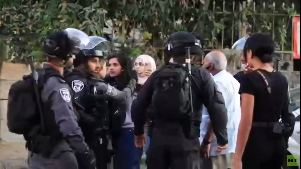 الجيش الإسرائيلي يعتدي على صحفية ويسحل مصورا أثناء إعدادهما تقريرا في حي الشيخ جراح (فيديو)