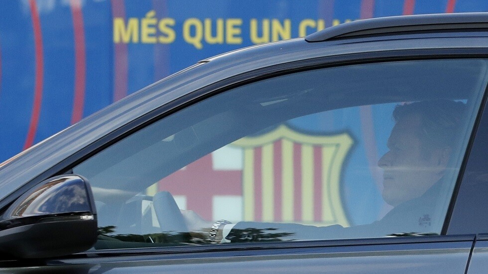 برشلونة يؤكد دخول مدربه كومان إلى المستشفى