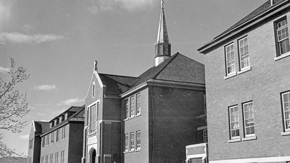 العثور على رفات 215 طفلا في موقع مدرسة كندية مخصصة للسكان الأصليين