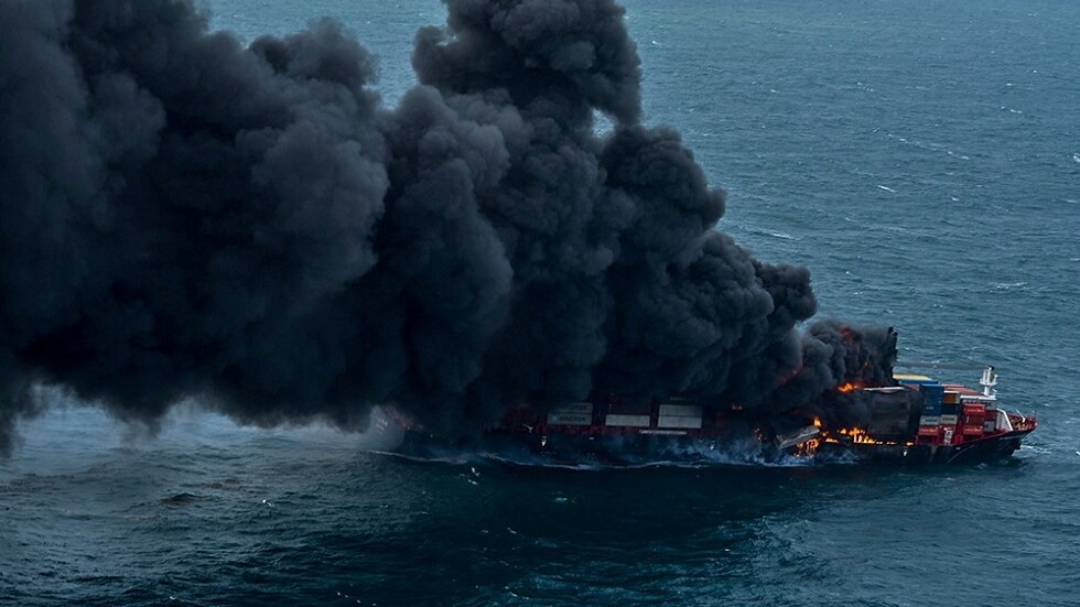 سريلانكا أمام كارثة بحرية ناجمة عن احتراق سفينة (صور + فيديو)