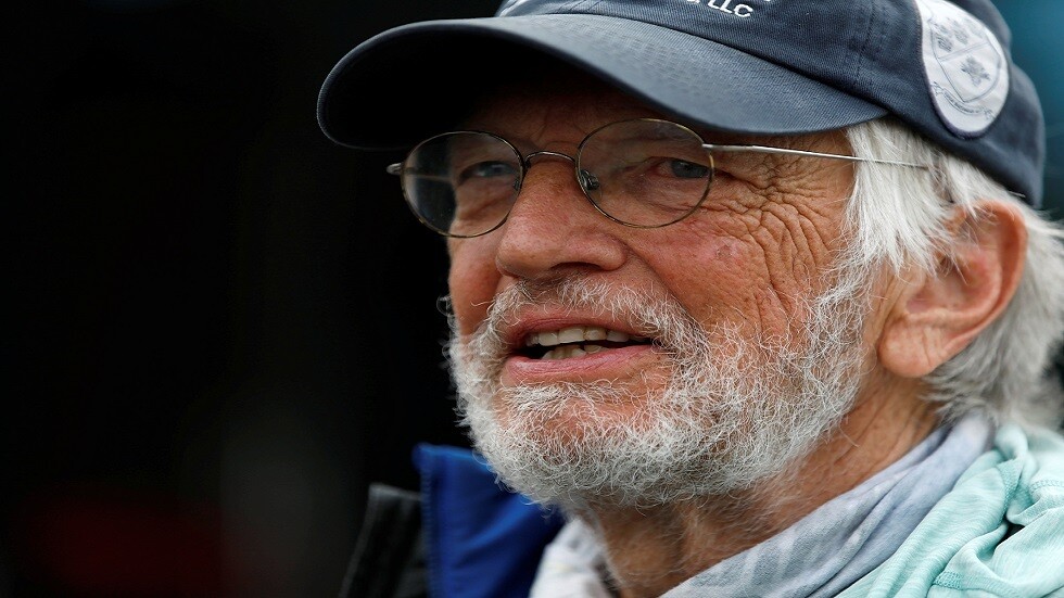 أكبر أمريكي وأسرع امرأة يتسلقان إيفرست ويعودان بسلام