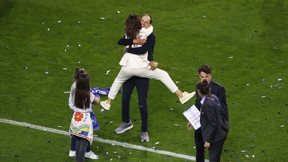 شاهد.. مدرب تشيلسي يرفع حذاء