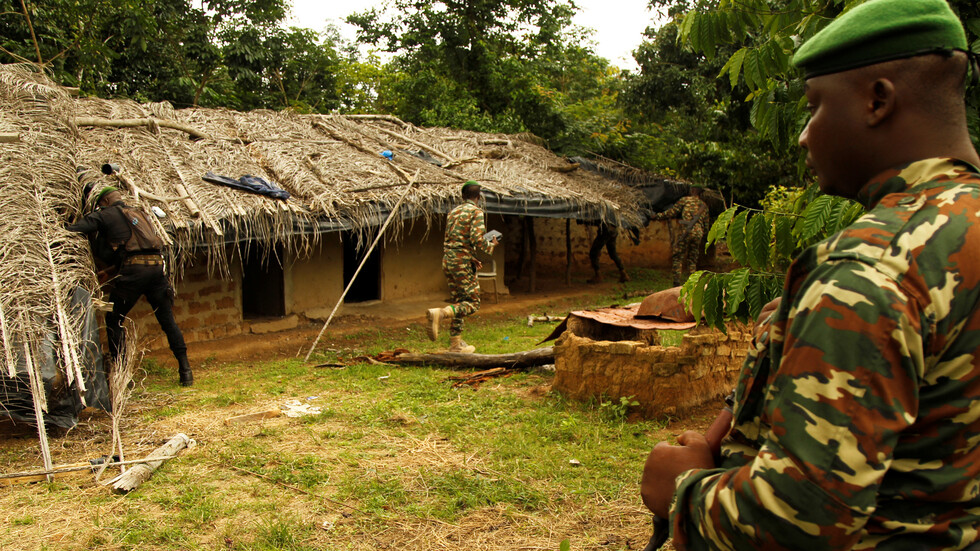 مقتل 3 أشخاص وإصابة 3 آخرين بهجوم مسلح على قرية شمالي بوركينا فاسو