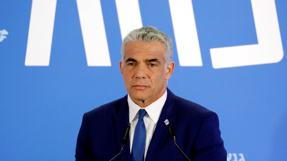 من نجم تلفزيوني إلى نجم سياسي..من هو يائير لابيد منافس نتنياهو الرئيسي؟