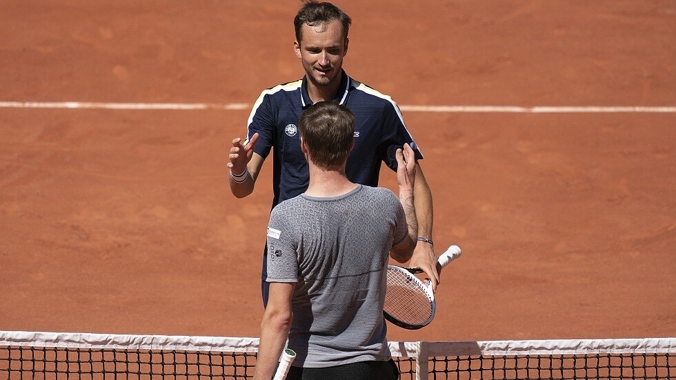مدفيديف يتأهل إلى ثاني أدوار رولان غاروس ويتخلص من لعنة الدور الأول في البطولة الفرنسية
