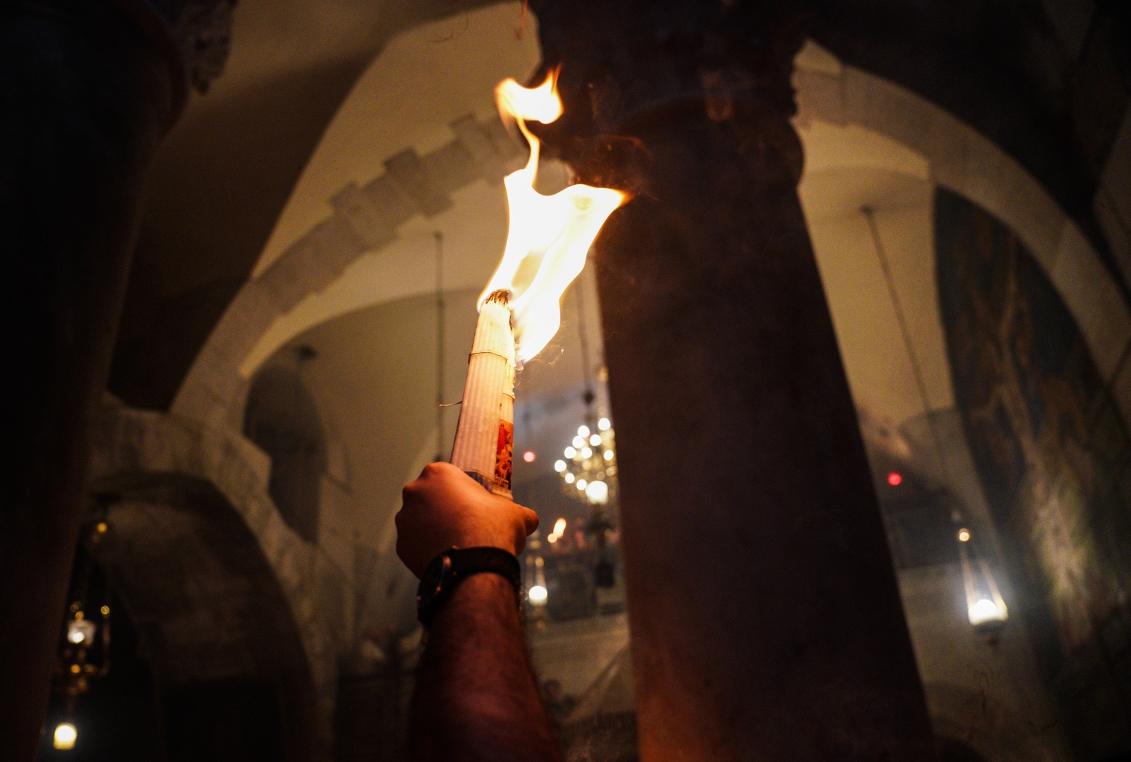 انبثاق النار المقدسة في كنيسة القيامة في القدس