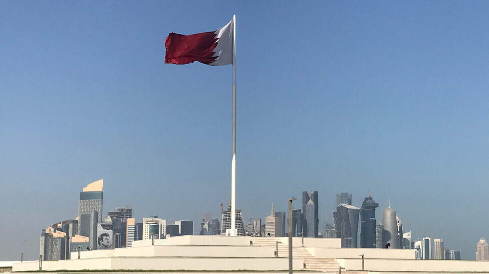 أمير قطر يعفي وزير المالية من منصبه