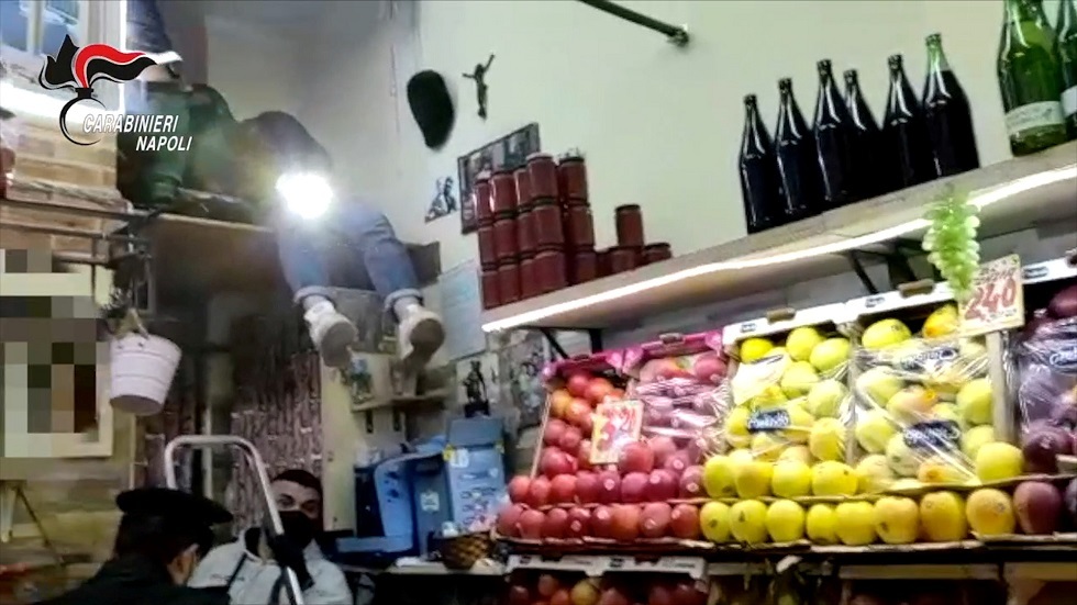 الشرطة الإيطالية تعثر على مخبأ أسلحة ضخم في متجر للفاكهة