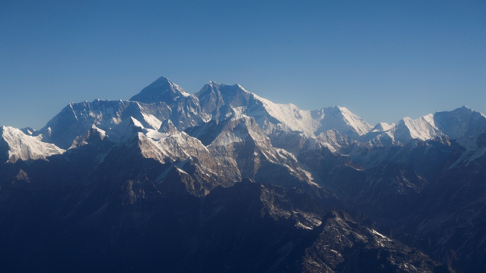 نيبالي يحطم الرقم القياسي ويتسلق جبل إفرست 25 مرة (صور)