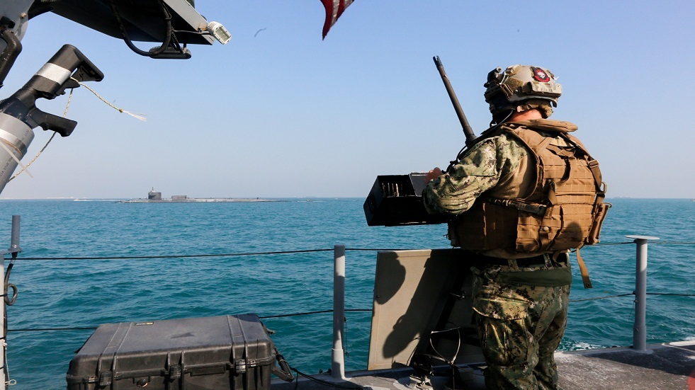 الأسطول الخامس الأمريكي يصادر شحنة أسلحة مجهولة الوجهة في بحر العرب