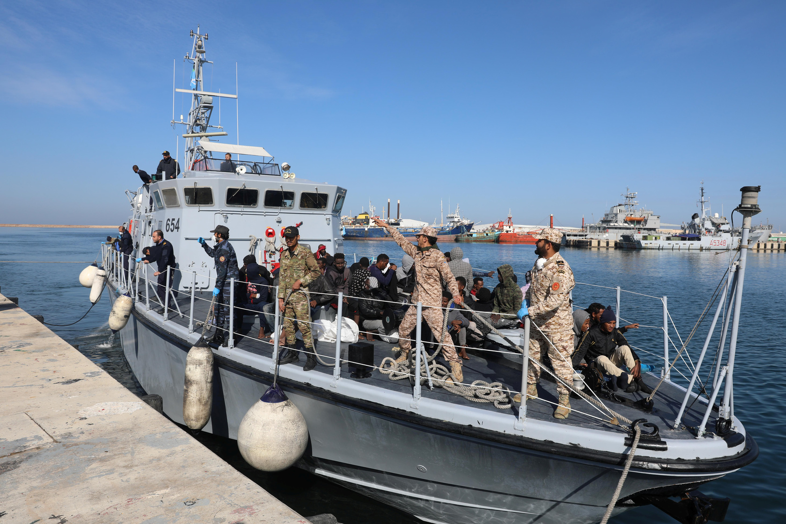 حرس السواحل الليبي يفند الرواية الإيطالية حول اعتراض مراكب صيد بالمتوسط